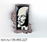 Советский металлический значок с изображением Владимира Ильича Ленина (Ульянова, 1870-1924) из коллекции "Владимир Ленин". Фалеристика. СССР, около 1970. (2020 год) Редакционное фото, фотограф Сергей Елизарьев / Фотобанк Лори