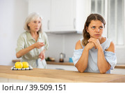 Aggrieved woman having quarrel with her elderly mother. Стоковое фото, фотограф Яков Филимонов / Фотобанк Лори