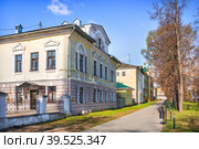 Здание Присутственных Мест, Волжский бульвар, Кинешма, Ивановская обл (2022 год). Стоковое фото, фотограф Baturina Yuliya / Фотобанк Лори