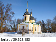 Старинная церковь Троицы Живоначальной (1755г.) солнечным февральским  днем. Гостилицы. Ленинградская область, Россия (2023 год). Стоковое фото, фотограф Виктор Карасев / Фотобанк Лори