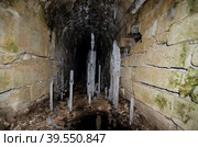 Сталактиты, сталагмиты в подземном каземате (2023 год). Стоковое фото, фотограф Яковлев Сергей / Фотобанк Лори