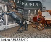 Экипаж с кучером. Лошадь поднялась на дыбы. Гужевой транспорт является прародителем автомобильного транспорта. Музей автомобильной техники, Верхняя Пышма, Россия, сентябрь 2020. Редакционное фото, фотограф Сергей Елизарьев / Фотобанк Лори