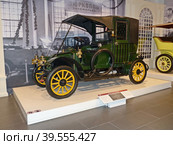 Автомобиль "Renault Type AG-1 (9CV) Taxi", 1907 г., ландолет, мощность 9 л.с., Франция. Renault AG-1 вошел в историю как «Марнское такси». Музей автомобильной техники. Верхняя Пышма, Россия, сентябрь 2020. Редакционное фото, фотограф Сергей Елизарьев / Фотобанк Лори