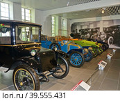 Электромобиль "Milburn Electric Model 27L Brougham", 1914 г., купе, 27 км/ч, США. Мотор - 60 Вт мощностью около 2 лошадиных сил. Музей автомобильной техники. Верхняя Пышма, Россия, сентябрь 2020. Редакционное фото, фотограф Сергей Елизарьев / Фотобанк Лори