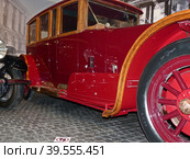 Автомобиль "Heine-Velox V12", 1921 г., лимузин, 12-цилиндровый, 115 л.с., США. Этот автомобиль считается самым дорогим автомобилем своего времени. Всего было выпущено 5 автомобилей. Музей автомобильной техники. Верхняя Пышма, Россия, сентябрь 2020. Редакционное фото, фотограф Сергей Елизарьев / Фотобанк Лори