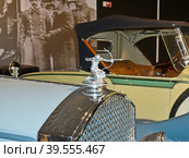Автомобиль "Pierce-Arrow Mod. 81 Roadster", 1928 г., 4-ступенчатый, 75 л.с., США. Первая модель с новой эмблемой на радиаторе, фигуркой лучника. Музей автомобильной техники. Верхняя Пышма, Россия, сентябрь 2020. Редакционное фото, фотограф Сергей Елизарьев / Фотобанк Лори