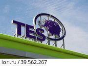 Логотип сети АЗС "TES" (2022 год). Редакционное фото, фотограф Щеголева Ольга / Фотобанк Лори