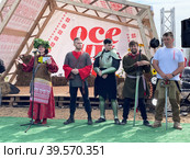 Участники фестиваля народного творчества "Осенины" во Владивостоке 25.09.2022 года. Россия. Редакционное фото, фотограф Овчинникова Ирина / Фотобанк Лори