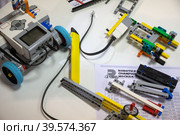 Рабочее место участника соревнований по сборке робота на региональном этапе чемпионата по робототехнике Robotics championship среди участников из Москвы и Московской области на ВДНХ в городе Москве, Россия (2023 год). Редакционное фото, фотограф Николай Винокуров / Фотобанк Лори