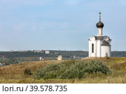 Вид на часовню во имя пророка Божиего Ильи на Ильинской горке и на жилую застройку на противоположном берегу Оки. Город Алексин, Тульская область (2022 год). Стоковое фото, фотограф Наталья Николаева / Фотобанк Лори