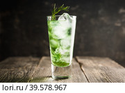 Зеленый коктейль на основе текилы с эстрагоном и розмарином. Коктейли и напитки. Малая глубина резкости. Стоковое фото, фотограф Андрей Пустякин / Фотобанк Лори