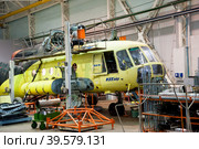 Ремонт вертолета МИ-8 на заводе Ютейр-Инжиниринг в Тюмени (2019 год). Редакционное фото, фотограф Сергей Буторин / Фотобанк Лори