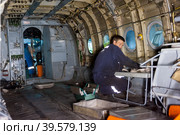 Ремонт вертолета МИ-8 на заводе Ютейр-Инжиниринг в Тюмени (2019 год). Редакционное фото, фотограф Сергей Буторин / Фотобанк Лори