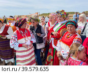 Женщины в народных костюмах на празднике урожая "Осенины" на острове Русский во Владивостоке 25.09.2022 года. Россия. Редакционное фото, фотограф Овчинникова Ирина / Фотобанк Лори