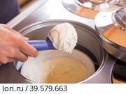 Ball of vanilla ice cream in ice cream razor in cafe. Стоковое фото, фотограф Татьяна Яцевич / Фотобанк Лори