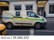 Инкассаторский автомобиль едет по улице Петровка в центре города Москвы, Россия (2023 год). Редакционное фото, фотограф Николай Винокуров / Фотобанк Лори