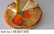 Pancakes with red caviar, cooked for Maslenitsa. Стоковое видео, видеограф Владимир Галкин / Фотобанк Лори