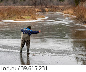 Южный Урал осенью, рыбак ставит сеть на льду реки Белой. Southern Urals in autumn, a fisherman puts a net on the ice of the Belaya River. (2022 год). Редакционное фото, фотограф Евгений Романов / Фотобанк Лори