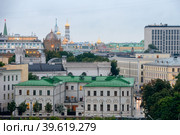 Вид на Дом приемов Правительства Российской Федерации и здание Федерального агентства Россотрудничества в Москве, улица Воздвиженка (2018 год). Стоковое фото, фотограф Pukhov K / Фотобанк Лори