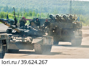 Convoy of T80U tank and Buk-M1-2 in motion. Russia (2008 год). Редакционное фото, фотограф Сергей Буторин / Фотобанк Лори