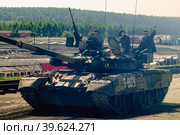 Convoy of T80U tank in motion. Russia (2008 год). Редакционное фото, фотограф Сергей Буторин / Фотобанк Лори