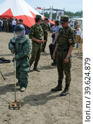 Visitors of show try on the sapper suit (2016 год). Редакционное фото, фотограф Сергей Буторин / Фотобанк Лори