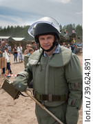 Man - visitor of show tries on the sapper suit (2016 год). Редакционное фото, фотограф Сергей Буторин / Фотобанк Лори