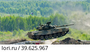 Shooting tank T-80 jumps through ditch (2008 год). Редакционное фото, фотограф Сергей Буторин / Фотобанк Лори