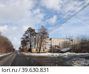 Жилая пятиэтажка на окраине города Клинцы, Брянская область (2023 год). Редакционное фото, фотограф Дмитрий Неумоин / Фотобанк Лори