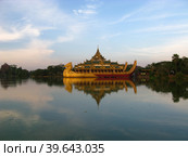 Karaweik Palace, Yangon, Rangoon, Myanmar (2010 год). Стоковое фото, фотограф Сергей Стрелков / Фотобанк Лори