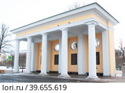Пропилеи - вход в сад -партер Смольного (2023 год). Редакционное фото, фотограф Татьяна Шикова / Фотобанк Лори