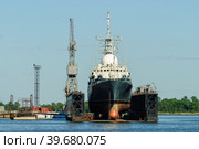 Big ship to dock at the shipyard. Baltiysk. Russia (2010 год). Редакционное фото, фотограф Сергей Буторин / Фотобанк Лори