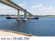 Волгоград, река Волга, Россия. Движение грузового судна, танкера, газовоза, под мостом на Волге. Транспортировка нефти и сжиженного природного газа по реке. (2022 год). Редакционное фото, фотограф Андрей Цыганков / Фотобанк Лори