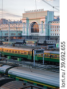 Novosibirsk railway station in dusk. Russia (2005 год). Редакционное фото, фотограф Сергей Буторин / Фотобанк Лори