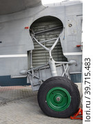 Aircraft landing gear in the Parking lot. Стоковое фото, фотограф Ольга Остроухова / Фотобанк Лори