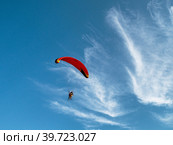 Мотопараплан парит в небе. A paramotor soars in the sky (2022 год). Редакционное фото, фотограф Евгений Романов / Фотобанк Лори