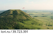 Южный Урал, мотопараплан пролетает над горой Торатау. Вид с воздуха. Southern Urals, a paramotor flies over Toratau Mount. Aerial view. Стоковое видео, видеограф Евгений Романов / Фотобанк Лори