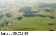 Южный Урал, мотопараплан пролетает над горой Торатау. Вид с воздуха. Southern Urals, a paramotor flies over Toratau Mount. Aerial view. Стоковое видео, видеограф Евгений Романов / Фотобанк Лори