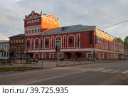 Вид на  старинное здание городского Драматического театра ранним июльским утром. Вышний Волочек (2022 год). Редакционное фото, фотограф Виктор Карасев / Фотобанк Лори