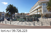 Набережная Passeio Dom Luis I. Парковка самокатов и велосипедов. Hotel Baia. Кашкайш, Лиссабон, Португалия (2023 год). Редакционное фото, фотограф lana1501 / Фотобанк Лори