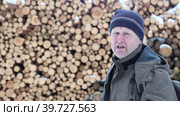 TV reporter talks about logging, an elderly man speaks near pile of logs. Стоковое видео, видеограф Владимир Григорьев / Фотобанк Лори