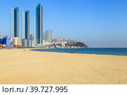 Пляж Haeundae (Хэундэ) в Пусане, Южная Корея (2019 год). Редакционное фото, фотограф Римма Тельнова / Фотобанк Лори