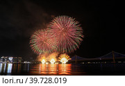 Фестиваль фейерверков на пляже Кваналли, Пусан, Южная Корея (2019 год). Стоковое фото, фотограф Римма Тельнова / Фотобанк Лори