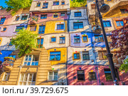 The view of Hundertwasser house in Vienna (2019 год). Редакционное фото, фотограф Татьяна  Бральнина / Фотобанк Лори