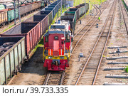 Shunting diesel locomotive and railway wagons. Railway wagons at the station for the transportation of goods. Rails at the railway station. The movement of the train at the marshalling yard. (2022 год). Стоковое фото, фотограф Эдуард Белкин / Фотобанк Лори