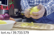 Мужские руки чистят картошку над кухонным столом Домашняя кухня. Стоковое видео, видеограф Ярославский Максим / Фотобанк Лори