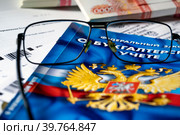 Федеральный закон Российской Федерации "О бухгалтерском учете" лежит на столе у бухгалтера. Стоковое фото, фотограф Николай Винокуров / Фотобанк Лори
