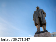 Памятник Владимиру Ленину, Магадан, Магаданская область, Россия. Вид снизу вверх на большую скульптуру Владимира Ленина на фоне голубого неба. Историческая достопримечательность. Основатель СССР. (2021 год). Редакционное фото, фотограф Андрей Степанов / Фотобанк Лори