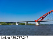 Red bugrinskij bridge across the Ob river (2018 год). Стоковое фото, фотограф Виктория Кольцова / Фотобанк Лори