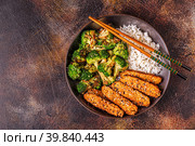 Fried tempeh with rice and broccoli. Стоковое фото, фотограф Татьяна  Бральнина / Фотобанк Лори